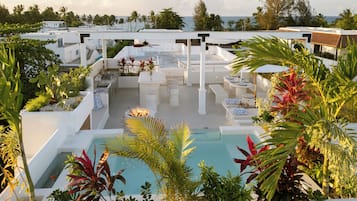 Alberca techada y alberca al aire libre