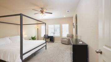 3 slaapkamers, een bureau, een strijkplank/strijkijzer, reisbedje