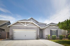 Exterior - Sparkling & Spacious I Workout Equ. BBQ & Fire Pit (Fresno)