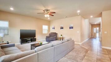 Een smart-tv, een tafeltennistafel en een computerscherm