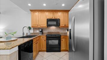 KĂŒhlschrank, Mikrowelle, Ofen, Herdplatte