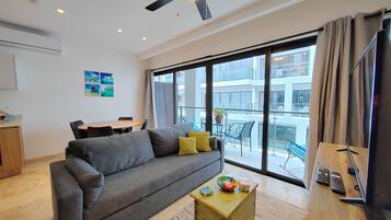 Departamento Deluxe | Área de sala de estar | Televisión LED de 55 pulgadas con canales vía satélite y televisión