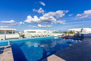 4 outdoor pools, pool umbrellas, sun loungers