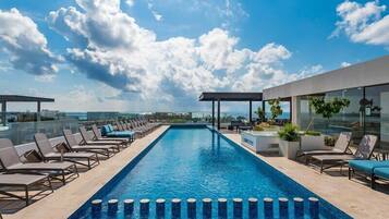 4 albercas al aire libre, sombrillas en la alberca y camastros