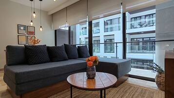 Departamento Premier | Área de sala de estar | Televisión LED de 55 pulgadas con canales vía satélite y televisión