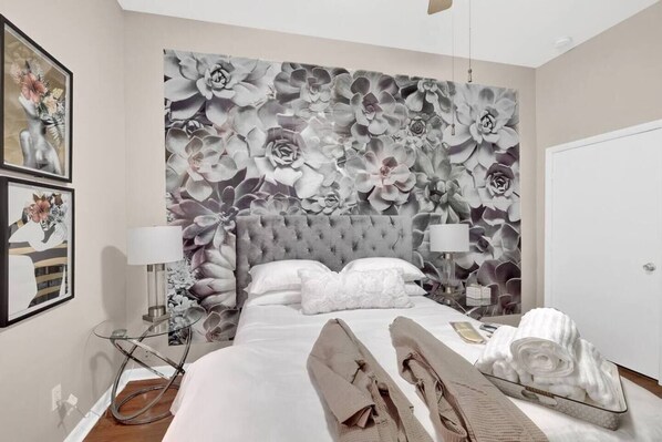 Tabla de planchar con plancha, wifi gratis y ropa de cama