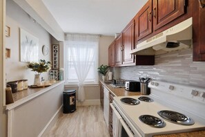Fogão, cooktop, torradeira, talheres/pratos/utensílios de cozinha