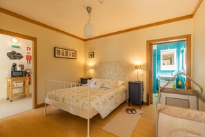 Minibar, decoración personalizada, muebles diferentes y cuna de viaje