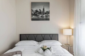 Escritorio, tabla de planchar con plancha, wifi gratis y ropa de cama