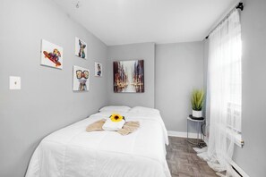 Een strijkplank/strijkijzer, reisbedje, gratis wifi, beddengoed