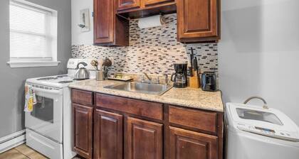 Modern 2BR: 10 Mins to Metro