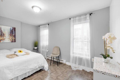 Modern 2BR: 10 Mins to Metro