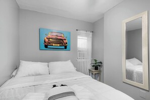 2 chambres, fer et planche à repasser, lit de bébé portatif