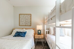 2 室のベッドルーム、アイロン / アイロン台、WiFi (無料)、ベッドシーツ