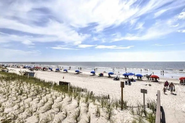 Una playa cerca, sillas reclinables de playa