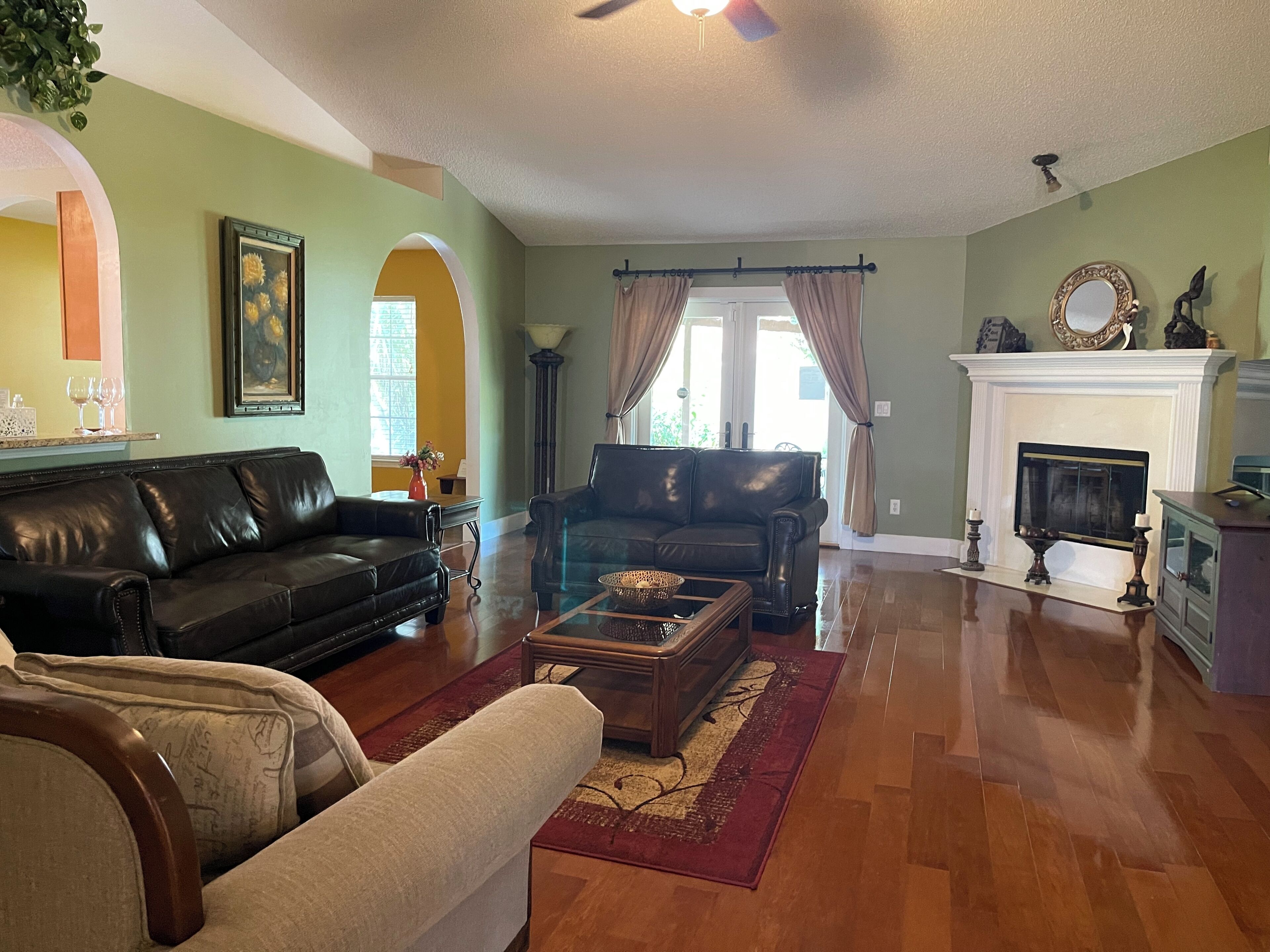 TV connectée, cheminée, livres, écrans d'ordinateur