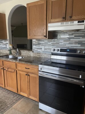 Een koelkast, een microgolfoven, een oven, een kookplaat