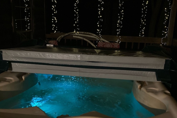 Banyera d'hidromassatge a l'aire lliure