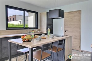 Réfrigérateur, four à micro-ondes, un four, surface de cuisson