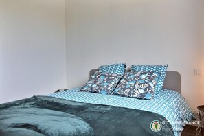 3 chambres, fer et planche à repasser, lit de bébé portatif