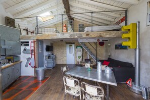 Uuni, astianpesukone, syöttötuoli