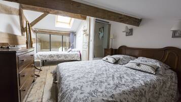 5 bedrooms, desk, iron/ironing board, WiFi