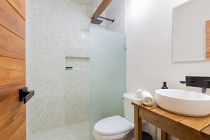 Dusj, hårføner og håndklær