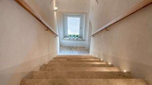 Eine Treppe mit Blick auf ein Fenster oben.
