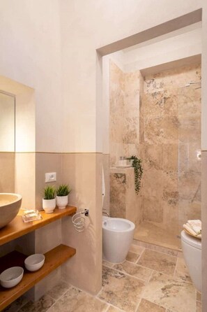 Doccia, asciugacapelli, bidet, asciugamani