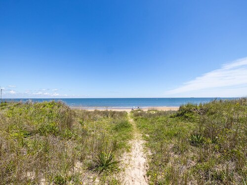 Family-Friendly Condo steps to the bay- Newly furnished!