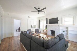 Smart TV - Del Mar Main House - Charming Home I 600Mbps Walk to Tower District (Fresno)