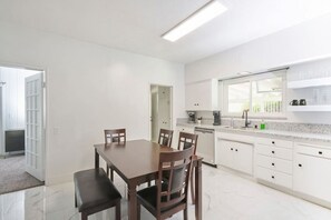 Dining - Del Mar Main House - Charming Home I 600Mbps Walk to Tower District (Fresno)