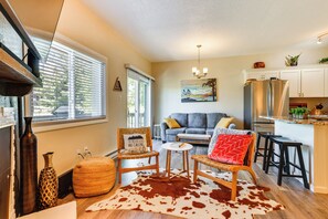 TV, fireplace, books - Ski Getaway! Mtn-View Condo Near Keystone Resort (Keystone)
