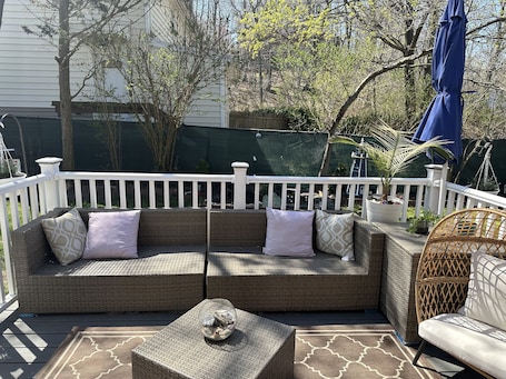 Property grounds. Walk to Beach 2BR Near Dining & Shopping