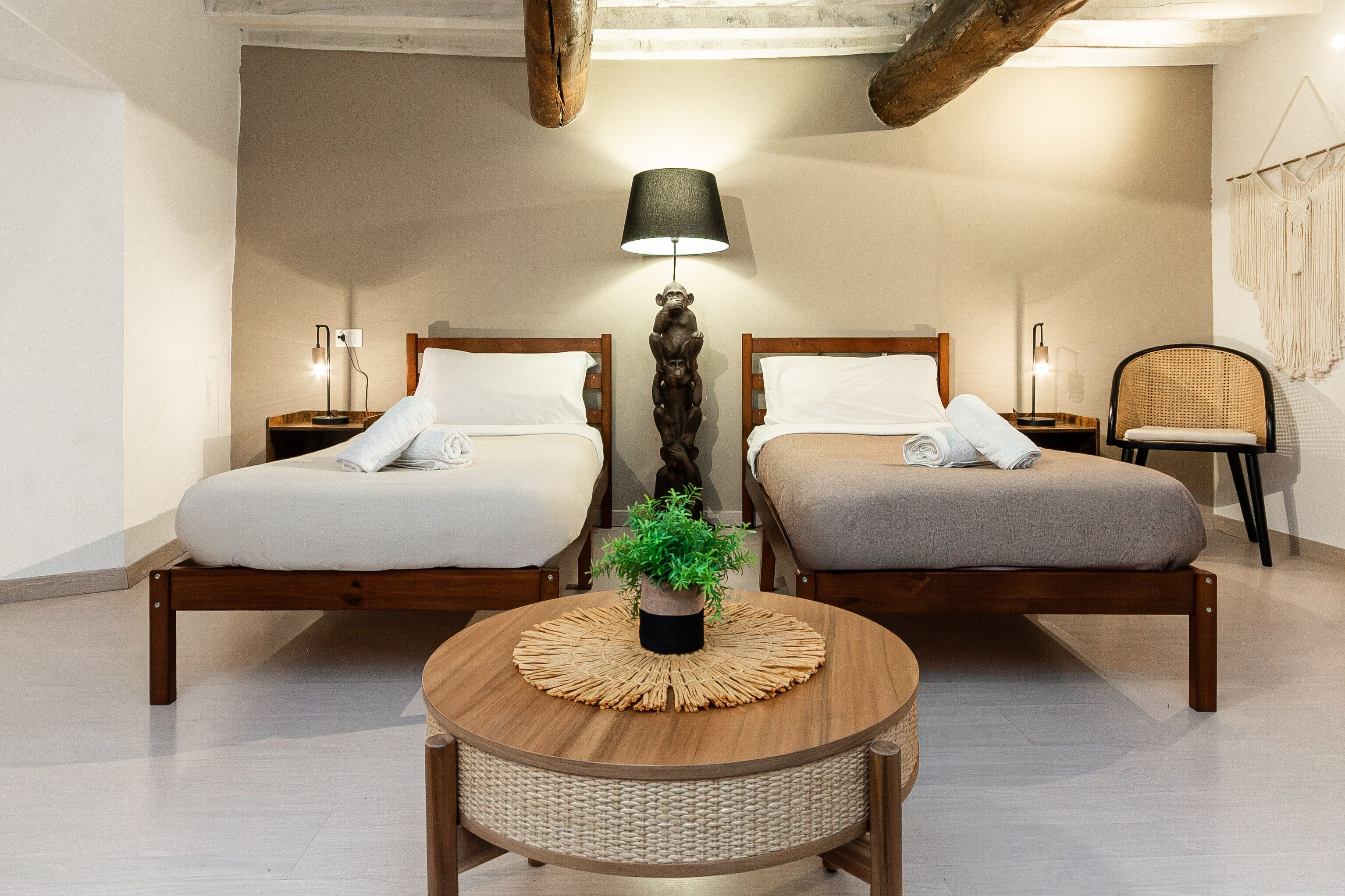 2 habitaciones, escritorio, tabla de planchar con plancha y wifi gratis 