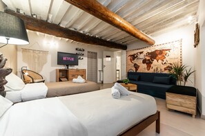 2 habitaciones, escritorio, tabla de planchar con plancha y wifi gratis 