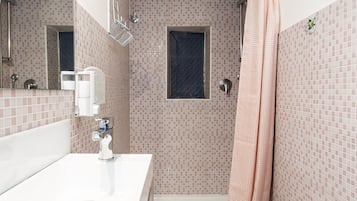 Douche, sĂšche-cheveux, serviettes fournies, savon