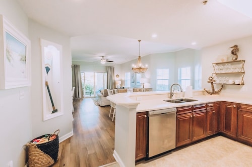 Spacious 3/2 poolside condo w/ beach access* 2 King beds* Comfortably sleeps 8!