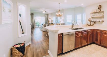 Spacious 3/2 poolside condo w/ beach access* 2 King beds* Comfortably sleeps 8!