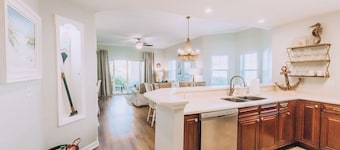 Spacious 3/2 poolside condo w/ beach access* 2 King beds* Comfortably sleeps 8!