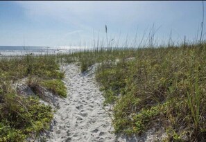 Sulla spiaggia, lettini da mare, teli da spiaggia
