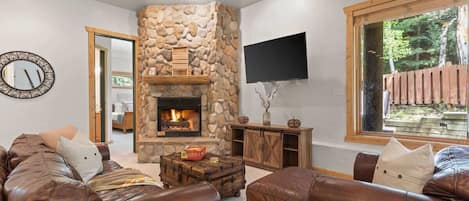 Televisión, chimenea y oficina