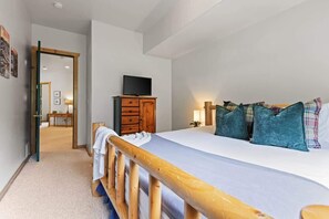 6 bedrooms, iron/ironing board, WiFi, bed sheets