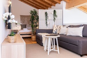 家庭开间套房 | 起居区 | 32-英寸LED 电视 （配备有线频道）、电视