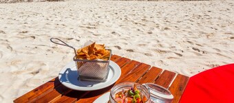 LODGE - 5 minutes walking from the beach!