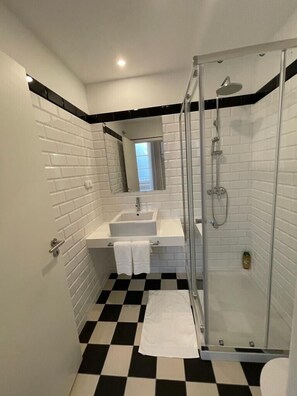 Shower, hair dryer, towels - Pier House Accommodation (Funchal)
