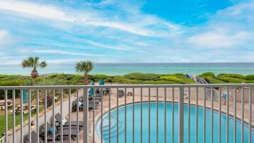 Utendørsbasseng og et oppvarmet basseng