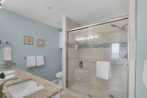 Bañera con ducha, secador de pelo, toallas, jabón