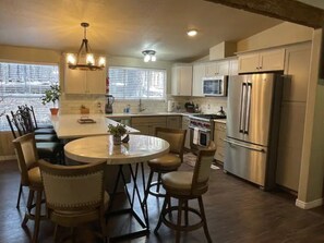 Refrigerador, microondas, horno y parrilla de estufa 