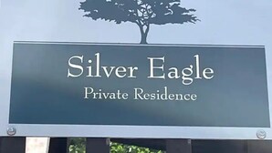 Segnaletica per Silver Eagle Private Residence con la silhouette di un albero.